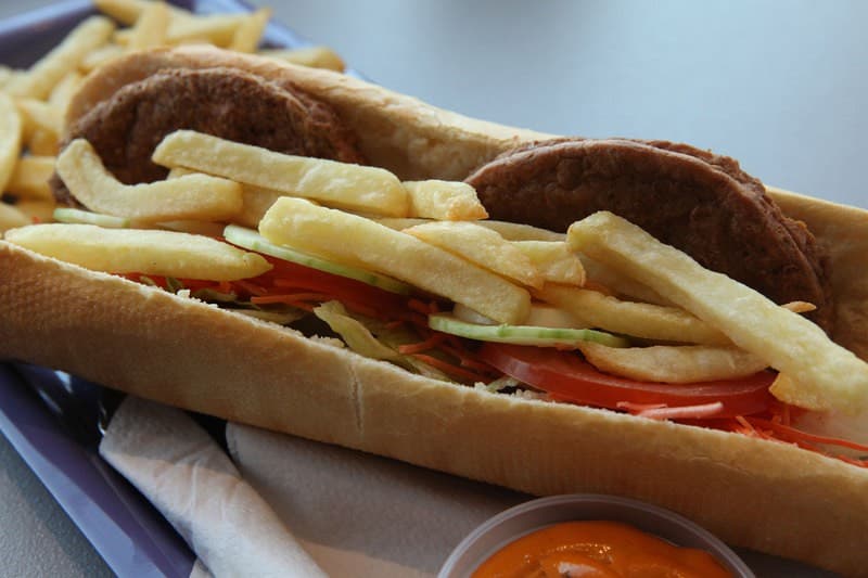 Gevuld broodje met frieten en groenten