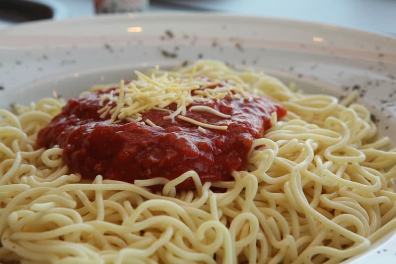 Spaghetti met tomatensaus en geraspte kaas