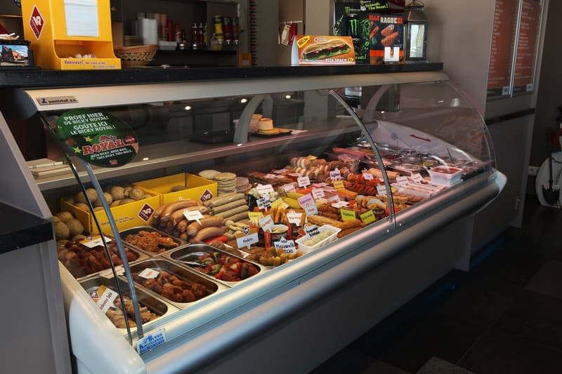 Toonbank met frituursnacks